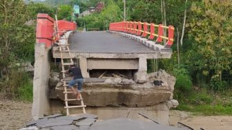 Jembatan Ambles, Warga Kota Semarang Ini Harus Menyebrang Pakai Tangga