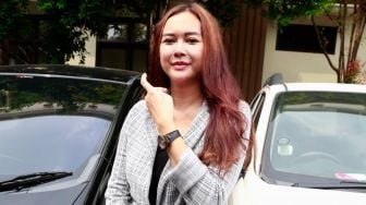 Anak Jadi Sumber Kekuatan Aura Kasih saat Ditinggal Suami