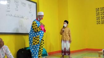 Kisah Ustaz di Pinang Tangerang, Ikhlas Jadi Badut Demi Ajarkan Bocah Ngaji