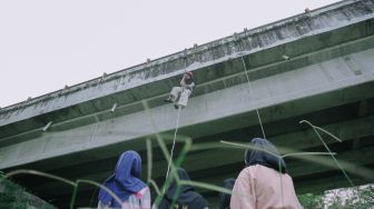 Ngabuburit Ekstrim di Banjarnegara: Bergelantungan di Bawah Jembatan