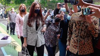 Tanya Jawab dengan Netizen, Aura Kasih Cari Pria Lokal Berstatus Duda