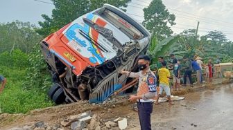 Senggol Truk di Mesuji, Bus Terjun ke Sungai hingga Sopirnya Tewas