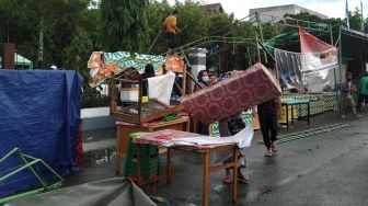 Angin Kencang, Tenda Pedagang di Pasar Ramadhan Gor Segiri Samarinda Roboh