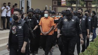 Polisi menggiring tersangka sebelum gelar kasus sabu jaringan internasional di Lapangan Bhayangkara Mabes Polri, Jakarta, Rabu (28/4/2021). [Suara.com/Angga Budhiyanto]