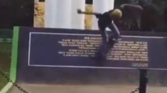 Viral Aksi Dua Pemuda Main Skateboard di Monumen Tugu Pahlawan Bekasi