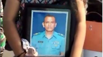 Keluarga Kapten Heri Santoso Tabur Bunga di Pelabuhan: Selamat Jalan Kapten