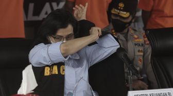 Menteri Keuangan Sri Mulyani mengenakan rompi Bea Cukai saat akan gelar kasus sabu jaringan internasional di Lapangan Bhayangkara Mabes Polri, Jakarta, Rabu (28/4/2021). [Suara.com/Angga Budhiyanto]