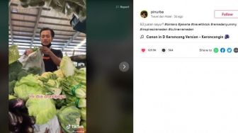 Cowok Berjualan Sayur Pakai Bahasa Inggris dengan Gaya Nyentrik