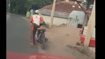 Tak Bisa Hidupkan Mesin, Pria Ini Pilih Buang Motornya ke Jalanan