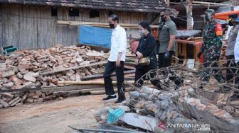 Nestapa Keluarga di Jember Ini 7 Bulan Tinggal di Reruntuhan Puing Akibat Gempa April Lalu