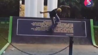 Ironis! Tugu Pahlawan di Bekasi Malah Jadi Arena Skateboard, Videonya VIral