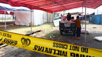 Peserta mengemas kembali barang dagangannya yang siap jual di Bazar Ramadhan Pamulang, Tangerang Selatan, Banten, Kamis (29/4/2021). ANTARA FOTO/Muhammad Iqbal

