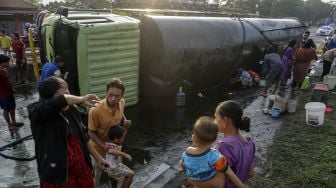 
Sebuah truk tangki mengalami kecelakaan di Jalur Pantura Sipait, Kabupaten Pekalongan, Jawa Tengah, Kamis (29/4/2021).  ANTARA FOTO/Harviyan Perdana Putra