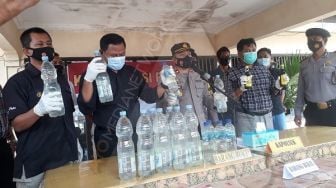 Grebek Rumah Warga, Polres Kota Pekalongan Amankan Ribuan Liter Ciu