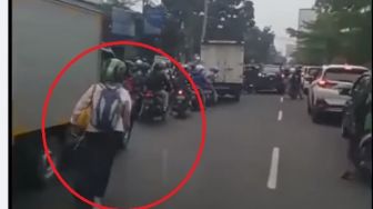 Aksi Penumpang Ojol Tuai Pujian, Rela Turun Dari Motor Demi Lakukan Hal Ini