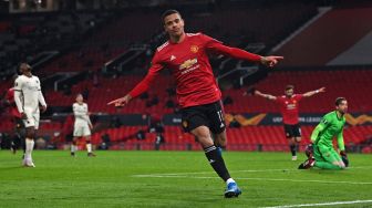 Striker Manchester United Mason Greenwood merayakan golnya setelah mencetak gol keenam selama pertandingan sepak bola leg pertama semifinal Liga Europa antara Manchester United melawan Roma di Old Trafford, Jumat (30/4/2021) dini hari WIB. Paul ELLIS / AFP