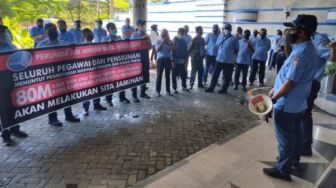 Kantor AJB Bumiputera 1912 Makassar Didemo Karyawan Perumda Air Minum