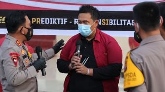 Kapolda Sumatera Utara Irjen Pol Panca Putra Simanjuntak (kiri) menginterogasi salah satu tersangka penyalagunaan alat swab tes cepat antigen bekas saat rilis kasus di Polda Sumatera Utara, Medan, Sumatera Utara, Kamis (29/4/2021). ANTARA FOTO/Adiva Niki
