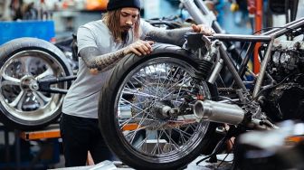 Mitos atau Fakta: Ban Belakang Sepeda Motor Lebih Cepat Botak?
