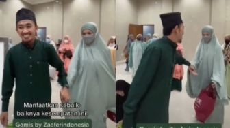 Ustadz Syam Gandeng Tangan Istri Usai Salat di Masjid, Alasannya Haru