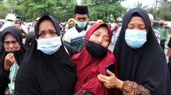 Sejumlah anggota keluarga menangis menyaksikan pemakaman jenazah almarhum Wakil Wali Kota Dumai Amris di Taman Makam Pahlawan Dumai, Riau, Kamis (29/4/2021). ANTARA FOTO/Aswaddy Hamid
