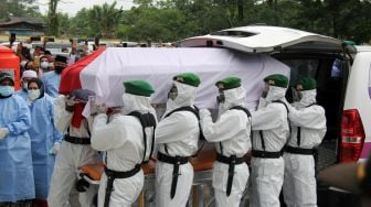 Sejumlah prajurit TNI mengusung peti jenazah almarhum Wakil Wali Kota Dumai Amris untuk dimakamkan di Taman Makam Pahlawan Dumai, Riau, Kamis (29/4/2021).  ANTARA FOTO/Aswaddy Hamid