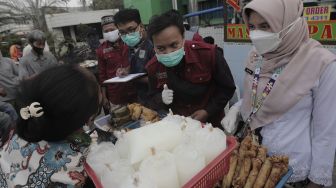 Petugas Puskesmas Gambir melakukan pendataan makanan dari pedagang takjil untuk uji laboratorium di kawasan Petojo Utara, Gambir, Jakarta Pusat, Jumat (30/4/2021). [Suara.com/Angga Budhiyanto]