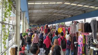 Warga memadati kawasan Skybridge atau jembatan penyeberangan multiguna untuk berbelanja di Pasar Tanah Abang, Jakarta Pusat, Sabtu (1/5/2021). [Suara.com/Alfian Winanto]