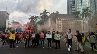 Massa Buruh Bubar Sebelum Maghrib, Jalan Medan Merdeka Barat Mulai Normal