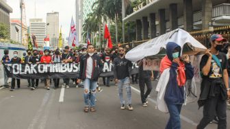 Aliansi buruh melakukan aksi unjuk rasa saat memperingati hari buruh sedunia atau May Day di Jakarta, Sabtu (1/5/2021). [Suara.com/Alfian Winanto]