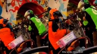 Momen Haru Kurir Berbagi Takjil ke Sopir Ojol Jadi Tamparan Keras