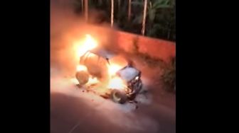 Mobil Kesayangannya Terbakar, Pria Ini Lakukan Hal di Luar Dugaan