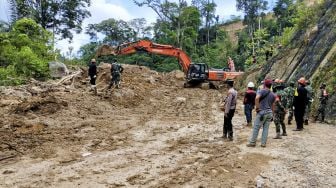 Petugas gabungan dari TNI, Polri dan BPBD Kabupaten Tapanuli Selatan mengevakuasi jenazah korban tanah longsor di areal proyek pembangunan Pembangkit Listrik Tenaga Air (PLTA) Batang Toru, Kecamatan Batang Toru, Kabupaten Tapanuli Selatan, Sumatera Utara, Jumat (30/4/2021).  ANTARA FOTO