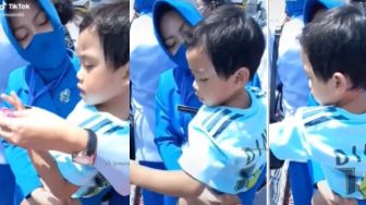 Momen Anak Kru KRI Nanggala-402 Ikut Tabur Bunga di Laut: Dedek Pulang Yah