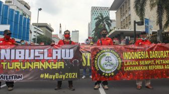 Aliansi buruh melakukan aksi unjuk rasa saat memperingati hari buruh sedunia atau May Day di Jakarta, Sabtu (1/5/2021). [Suara.com/Alfian Winanto]