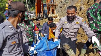 Petugas gabungan dari TNI, Polri dan BPBD Kabupaten Tapanuli Selatan mengevakuasi jenazah korban tanah longsor di areal proyek pembangunan Pembangkit Listrik Tenaga Air (PLTA) Batang Toru, Kecamatan Batang Toru, Kabupaten Tapanuli Selatan, Sumatera Utara, Jumat (30/4/2021).  ANTARA FOTO