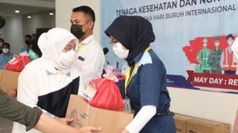 Dukung Tenaga Medis di Wisma Atlet, Menaker Serahkan Ribuan Paket Lebaran