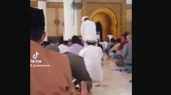 Bikin Heboh, Pria Salat di Masjid Pakai Helm