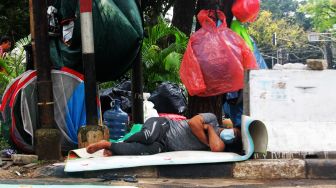 Para Pencari Suaka Tinggal di Trotoar Kebon Sirih