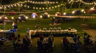 Sejumlah wisatawan menikmati hidangan berbuka puasa Barbeque Camp di Kampoeng Kopi Banaran, Bawen, Kabupaten Semarang, Jawa Tengah, Jumat (30/4/2021).  ANTARA FOTO/Aji Styawan