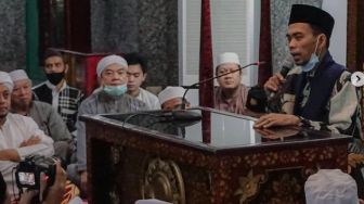 Transit di Palembang, Ustadz Abdul Somad Isi Tausiyah di Masjdi Agung