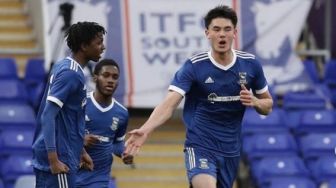 Debut di Usia 19 Tahun, Elkan Baggott Bikin Kiper Ipswich Town Kagum