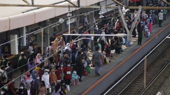 Sejumlah calon penumpang menunggu kedatangan KRL di Stasiun Tanah Abang, Jakarta, Minggu (2/5/2021). [Suara.com/Dian Latifah] 