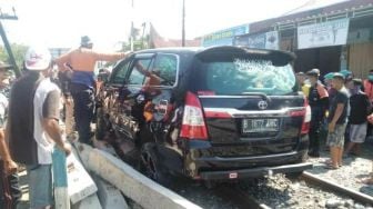 Ditabrak Kereta Api, Sopir dan Penumpang Mobil di Padang Luka-luka