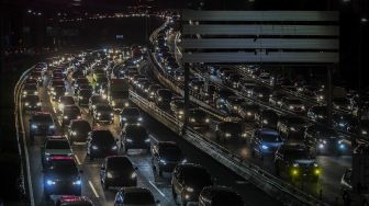 Suasana kendaraan terjebak macet di Jalan Tol Cawang-Grogol, Jakarta, Sabtu (1/5/2021). [ANTARA FOTO/Galih Pradipta]