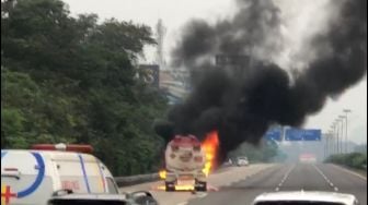 Truk Tangki Pertamina Terbakar, Jalan Tol Jakarta - Bogor Padat