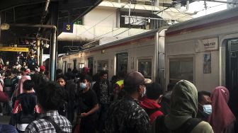 Suasana antrean penumpang KRL memadati Stasiun Tanah Abang, Jakarta, Minggu (2/5/2021). [Suara.com/Dian Latifah]