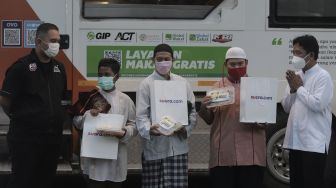 Suara.com dan ACT Salurkan Bantuan Makanan di Kota Bekasi