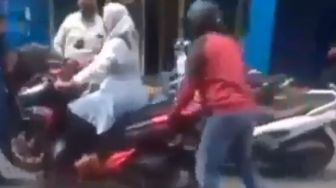 Video Motor Masih Ditunggangi Diangkat Debt Collector Pakai Tangan Kosong