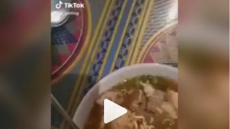 Syok! Asyik Makan Bakso Kuah Panas, Pria Ini Temukan Benda Menggeliat